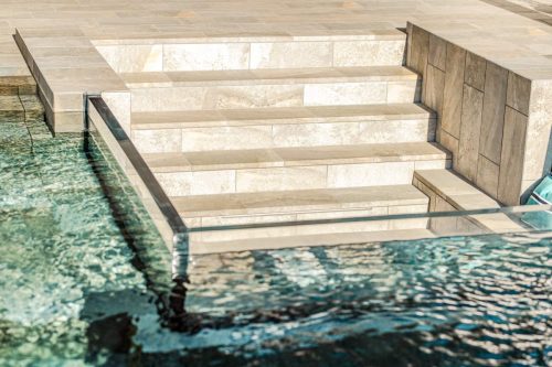 Paroi de verre et escalier en grès cérame - Lunao piscines