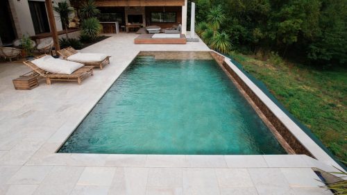 Piscine-a-debordement-et-carrelage-en-gres-cerame-Lunao-piscine 