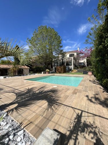 Piscine-avec-carrelage-immitation-bois-Lunao-piscine