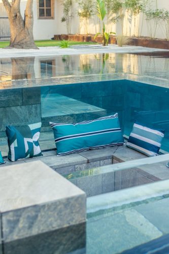 Piscine-avec-paroi-de-verre-Lunao-piscine