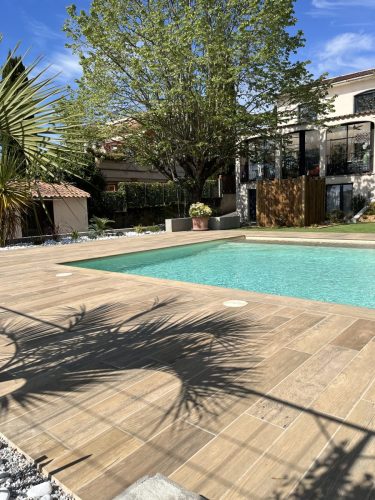 Piscine-avec-terrasse-immitation-bois-Lunao-piscine