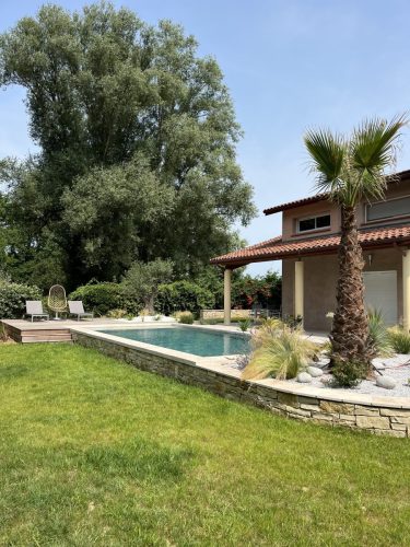 Piscine-et-muret-en-pierre-naturelle-Lunao-piscine-